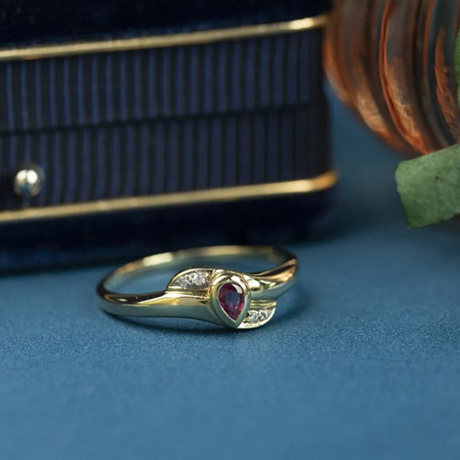 gouden_ring_met_robijn_en_1-1.webp Outlet Gouden ring met robijn en diamant 14 krt Diamanten Ringen | Ringen Met Edelsteen
