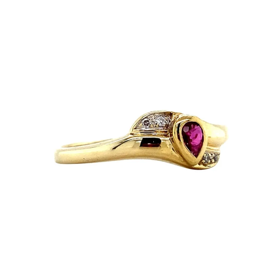 gouden_ring_met_robijn_en_2-1.webp Outlet Gouden ring met robijn en diamant 14 krt Diamanten Ringen | Ringen Met Edelsteen